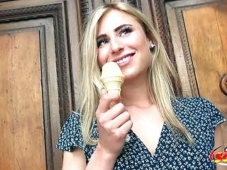 Deutsche Blondine Linda Castingagentin verführt 18 jährigen Teen zum Sexcasting