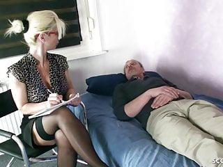 Deutsche Milf verführt einen jungen Patienten