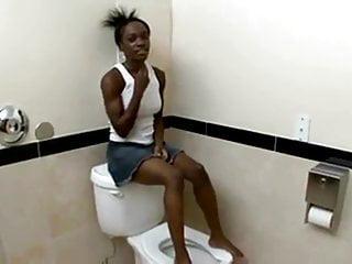 Geiler schwarzer Teenager in der Toilette