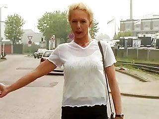 Deutsche Milf wird auf dem Rücksitz gefickt