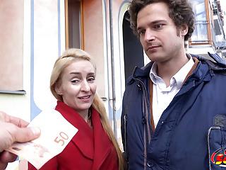 Dünnes deutsches Teen beim harten Analcasting für Cash