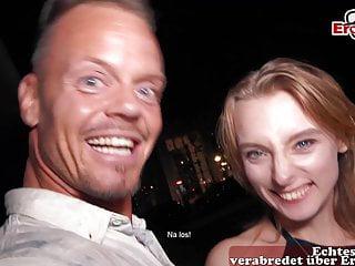 Junges Schulmädchen hat ihren ersten Fick beim Pornodreh