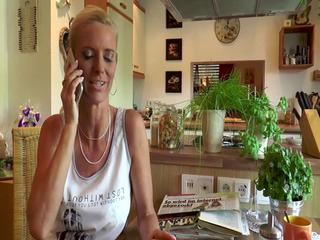 Blonde Mutti macht es mit dem Elektriker - Milf und Handwerker