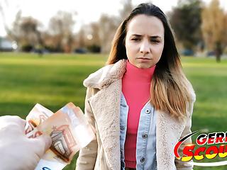 Kleines deutsches Teen auf der straße abgeschleppt