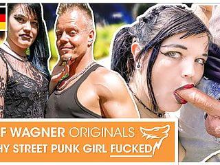 Deutsches Teen bläst den Schwanz ihres Freundes im Wald