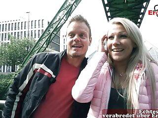 Zierliche Blondine wird von zwei Kerlen in den Arsch gefickt
