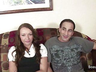 Schlanke Teenagerin in heißen Dessous beim ersten Pornocasting