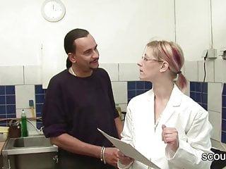 Chef fickt die junge Angestellte auf der Arbeit