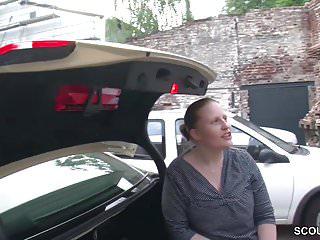 Reife taxifahrerin lässt sich für ein Paar Euro ficken
