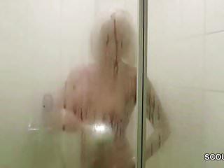 Deutsche Milf mit großen Titten wird unter der Dusche erwischt