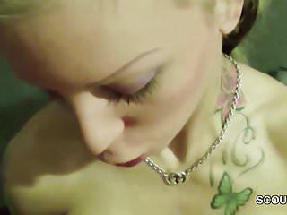 Alte Kerle ficken junge Hure in den Arsch und filmt den Analsex - deutscher Amateursex