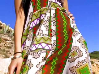 Brünette deutsche Schönheit genießt wilden Sex am Strand