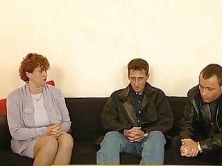 Milf wird hart in den Arsch gefickt