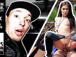 Babe lullu Gun in der hündchenstellung gefickt