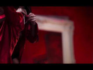 Nuttige Schlampe genießt den Fick mit dem Dildo