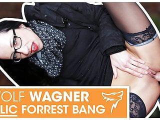 Untervögelte Stella Wolf auf offener Bushalte in der Öffentlichkeit gefickt