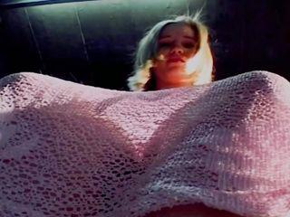 Mollige und geile deutsche Maus spritzt in den Mund