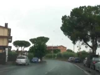 Dunkelhaarige Schönheit aus Deutschland verwöhnt zwei Schwänze