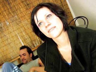 Hübsches deutsches Mädel mit dunklen Haaren genießt den Sperma im Gesicht