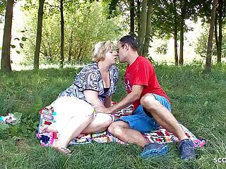 Dralle deutsche Frau verführt einen Fremden im Freien