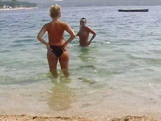 Sexy deutsche Weiber verwöhnen einen harten Schwanz im Freien