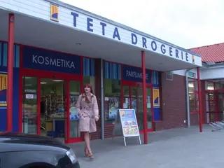 Junges Teengirl mit kleinen Brüsten und geilem Körper beim Sex - der ganze Film - Teen Pornofilm