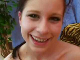 Wilde deutsche Frau befriedigt ihren Freund auf dem Boden